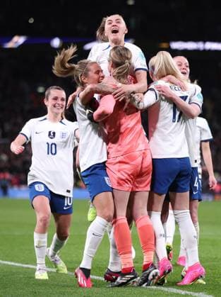 London, England, 6th April 2023. The England team celebrates after winning the Women s CONMEBOL UEFA Finalissima match at Wembley Stadium, London. Picture credit should read: Paul Terry Sportimage EDITORIAL USE ONLY. No use with unauthorised audio, video, data, fixture lists, club league logos or live services. Online in-match use limited to 120 images, no video emulation. No use in betting, games or single club league player publications. SPI-2352-0059