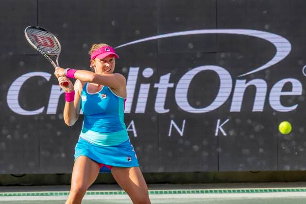 April 6, 2023, Charleston, SC, United States of America: SHELBY ROGERS USA plays against (4) BELINDA BENCIC SUI at the WTA, Tennis Damen Series for the Credit One Charleston Open in Charleston, SC, USA. WTA Series 2023: Credit One Charleston Open  - ZUMAa161 20230406_zaa_a161_240 Copyright: xWalterxG.xArcexSr.x
