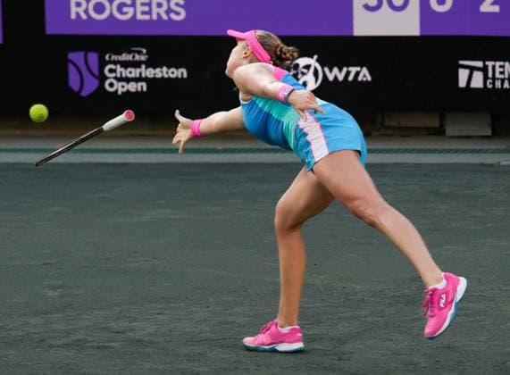 Shelby Rogers (USA) battles against Belinda Bencic (SUI) at the Credit One Charleston Open being played on April 6, 2023 at Family Circle Tennis Center in Charleston, South Carolina. Tennisclix Charleston USA - ZUMAc04_ 20230406_zaf_c04_067 Copyright: xLesliexBillmanx