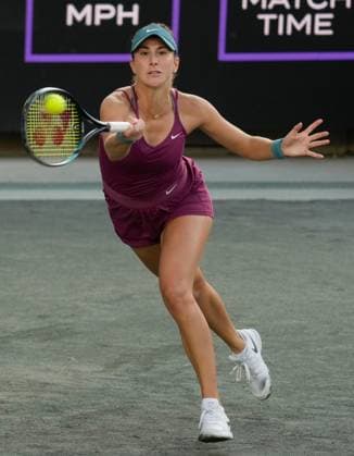 Belinda Bencic (SUI) battles against Shelby Rogers (USA) at the Credit One Charleston Open being played on April 6, 2023 at Family Circle Tennis Center in Charleston, South Carolina. Tennisclix Charleston USA - ZUMAc04_ 20230406_zaf_c04_070 Copyright: xLesliexBillmanx