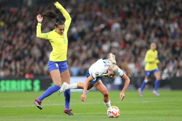 Alessia Russo of England Lionesses is challenged during the CONMEBOL-UEFA WOMEN S CHAMPIONS CUP FINALISSIMA match between England Women and Brazil Women at Wembley Stadium, London, England on 6 April 2023. Copyright: xJoshuaxSmithx 36560006