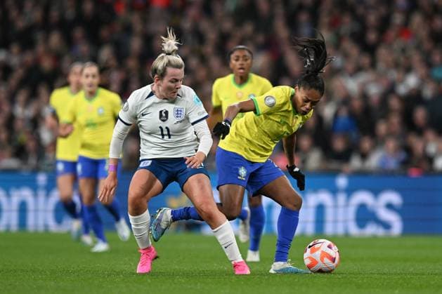 England Women v Brazil CONMEBOL UEFA Women s Champions Cup Finalissima Lauren Hemp of England battles for possession with Ary of Brazil during the CONMEBOL UEFA Women s Champions Cup Finalissima match between England Women and Brazil at Wembley Stadium, London, England on 6 April 2023. London Wembley Stadium Greater London England Editorial use only , Copyright: xGrahamxHuntx PSI-17188-0254