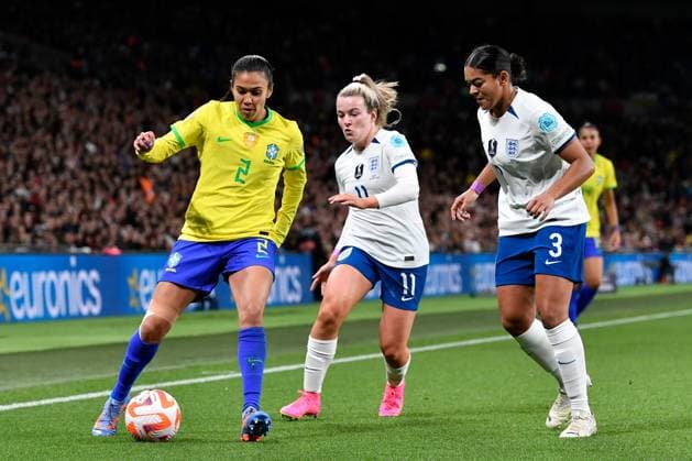 England Women v Brazil CONMEBOL UEFA Women s Champions Cup Finalissima Antonia of Brazil on the attack battles for possession with Lauren Hemp of England and Jessica Carter of England during the CONMEBOL UEFA Women s Champions Cup Finalissima match between England Women and Brazil at Wembley Stadium, London, England on 6 April 2023. London Wembley Stadium Greater London England Editorial use only , Copyright: xGrahamxHuntx PSI-17188-0266