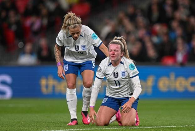 England Women v Brazil CONMEBOL UEFA Women s Champions Cup Finalissima Rachel Daly of England checks on Lauren Hemp of England who is down with a face injury with blood coming from her nose uring the CONMEBOL UEFA Women s Champions Cup Finalissima match between England Women and Brazil at Wembley Stadium, London, England on 6 April 2023. London Wembley Stadium Greater London England Editorial use only , Copyright: xGrahamxHuntx PSI-17188-0292
