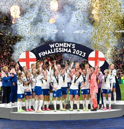 England Women v Brazil CONMEBOL UEFA Women s Champions Cup Finalissima England celebrate as they lift the Finalissima trophy during the CONMEBOL UEFA Women s Champions Cup Finalissima match between England Women and Brazil at Wembley Stadium, London, England on 6 April 2023. London Wembley Stadium Greater London England Editorial use only , Copyright: xGrahamxHuntx PSI-17188-0314