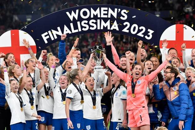 England Women v Brazil CONMEBOL UEFA Women s Champions Cup Finalissima England celebrate as they lift the Finalissima trophy during the CONMEBOL UEFA Women s Champions Cup Finalissima match between England Women and Brazil at Wembley Stadium, London, England on 6 April 2023. London Wembley Stadium Greater London England Editorial use only , Copyright: xGrahamxHuntx PSI-17188-0315