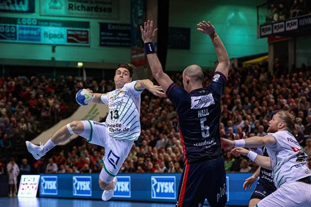 Sport Themen der Woche KW14 Sport Bilder des Tages Handball I Herren I Saison 2022 2023 I LIQUI MOLY Handball-Bundesliga I 26. Spieltag I SG Flensburg-Handewitt -SC DHfK Leipzig I 06.04.2023 Simon Hald (5, SG Flensburg-Handewitt) in der Abwehr gegen Matej Klima (13, SC DHfK Leipzig). Flensburg Campushalle Schleswig-Holstein Deutschland *** Handball I Men I Season 2022 2023 I LIQUI MOLY Handball Bundesliga I 26 Matchday I SG Flensburg Handewitt SC DHfK Leipzig I 06 04 2023 Simon Hald 5, SG Flensburg Handewitt in defense against Matej Klima 13, SC DHfK Leipzig Flensburg Campushalle Schleswig Holstein Germany Copyright: xLobecax xIngridxAnderson-Jensenx