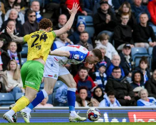 Sky Bet Championship Blackburn Rovers v Norwich City Hayden Carter 17 of Blackburn Rovers and Josh Sargent 24 of Norwich City battle for the ball during the Sky Bet Championship match Blackburn Rovers vs Norwich City at Ewood Park, Blackburn, United Kingdom, 7th April 2023 (Photo by Ben Roberts News Images) Blackburn Ewood Park Lancashire United Kingdom Copyright: xBenxRoberts NewsxImagesx