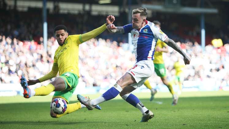 Blackburn Rovers v Norwich City EFL Sky Bet Championship 07 04 2023. Blackburn Rovers midfielder Sammie Szmodics (8) shoots at goal during the EFL Sky Bet Championship match between Blackburn Rovers and Norwich City at Ewood Park, Blackburn, England on 7 April 2023. Blackburn Ewood Park Lancashire England Editorial use only DataCo restrictions apply See www.football-dataco.com , Copyright: xCraigxGallowayx PSI-17197-0016