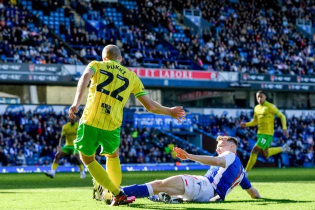 Sky Bet Championship Blackburn Rovers v Norwich City Hayden Carter 17 of Blackburn Rovers tackles Teemu Pukki 22 of Norwich City during the Sky Bet Championship match Blackburn Rovers vs Norwich City at Ewood Park, Blackburn, United Kingdom, 7th April 2023 (Photo by Ben Roberts News Images) Blackburn Ewood Park Lancashire United Kingdom Copyright: xBenxRoberts NewsxImagesx