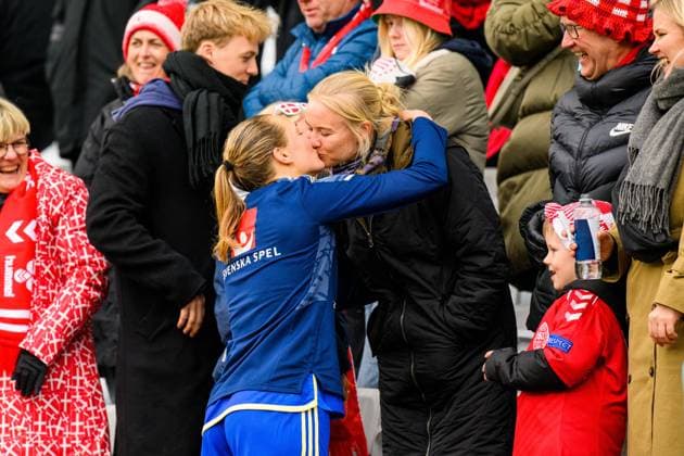 230407 Magdalena Eriksson of Sweden kiss girlfriend Pernille Harder after the women s International Friendly, Länderspiel, Nationalmannschaft football match between Sweden and Denmark on April 7, 2023 in Malmö. Photo: Ludvig Thunman BILDBYRAN kod LT PA0557 fotboll football soccer fotball träningslandskamp international friendly danmark Denmark sverige sweden dam bbeng Copyright: LUDVIGxTHUNMAN BB230407LT136