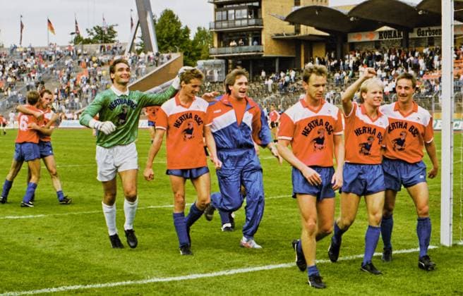 Archivbilder der Woche SPORT KW15 RECORD DATE NOT STATED Aus 2. BL Saison 1989 90 Hannover 96 - Hertha BSC Berlin 0:2 am 27.08.1989. Im Foto: Spielende Hertha Spieler mit Trainer Werner Fuchs vor ihren Fans *** From 2 BL season 1989 90 Hannover 96 Hertha BSC Berlin 0 2 on 27 08 1989 In photo end of game Hertha players with coach Werner Fuchs in front of their fans