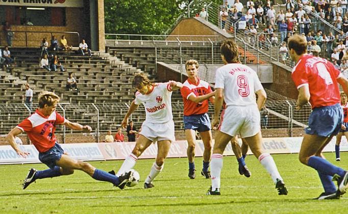 RECORD DATE NOT STATED Aus 2. BL Saison 1989 90 Hannover 96 - Hertha BSC Berlin 0:2 am 27.08.1989. Im Foto: Han96 Spieler sind: am Ball Kpt. Siegfried Reich und Jochen Heisig 9 *** From 2 BL season 1989 90 Hannover 96 Hertha BSC Berlin 0 2 on 27 08 1989 In the photo Han96 players are on the ball Kpt Siegfried Reich and Jochen Heisig 9