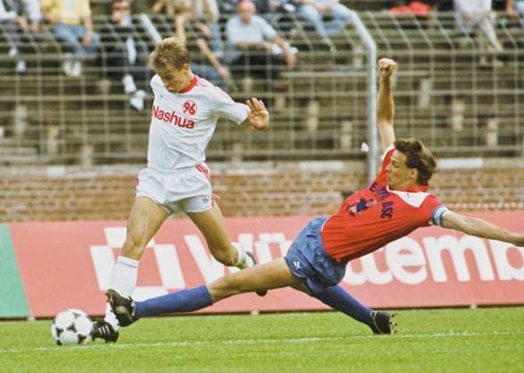 RECORD DATE NOT STATED Aus 2. BL Saison 1989 90 Hannover 96 - Hertha BSC Berlin 0:2 am 27.08.1989. Im Foto: Han96 Spieler Martin Groth gegen Hertha Kpt. Dirk Greiser *** From 2 BL season 1989 90 Hannover 96 Hertha BSC Berlin 0 2 on 27 08 1989 In the photo Han96 player Martin Groth against Hertha Kpt Dirk Greiser