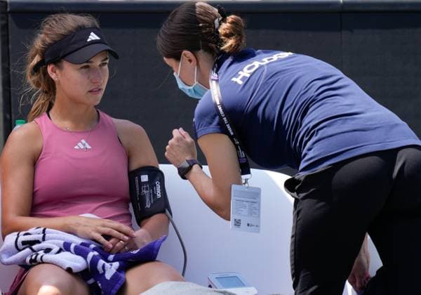 April 7, 2023: Anna Kalinskaya loses to Ons Jabeur (TUN), 6-0, 4-1 (ret) at the Credit One Charleston Open being played at Family Circle Tennis Center in Charleston, South Carolina, {USA} Tennisclix Cal Media Charleston USA - ZUMAc04_ 20230407_zaf_c04_002 Copyright: xLesliexBillmanx
