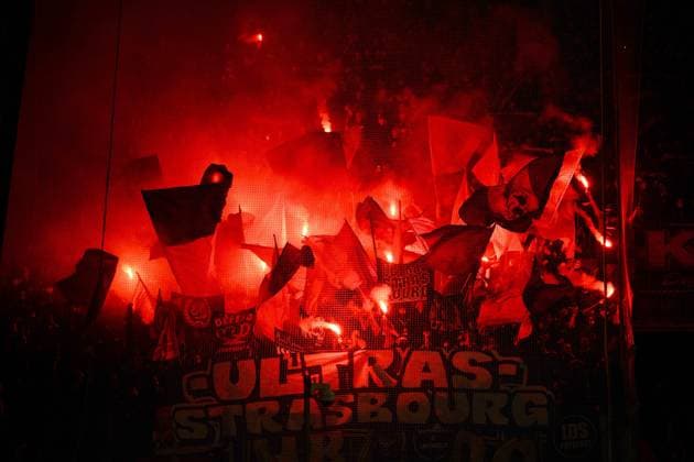 Sport Themen der Woche KW14 Sport Bilder des Tages Supporters de Strasbourg - Ambiance dans le parquage visiteurs - fumigenes FOOTBALL : RC Lens vs strasbourg - Ligue1 - 07 04 2023 JBAutissier Panoramic 