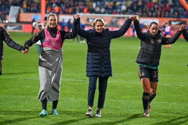 Sport Themen der Woche KW14 Sport Bilder des Tages Martina Voss-Tecklenburg (DFB-Frauen , Deutschland, Trainerin) freut sich bei den Fans, 07.04.2023, Sittard (Niederlande), Fussball, Länderspiel, Frauen, Niederlande - Deutschland *** Martina Voss Tecklenburg DFB women , Germany, coach is pleased with the fans, 07 04 2023, Sittard Netherlands , football, international match, women, Netherlands Germany xmkx