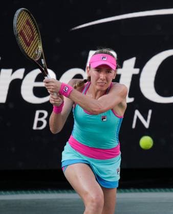 April 7, 2023: Ekaterina Alexandrova (RUS) loses to Belinda Bencic (SUI), 6-3, 6-3 at the Credit One Charleston Open being played at Family Circle Tennis Center in Charleston, South Carolina, {USA} Tennisclix Charleston USA - ZUMAc04_ 20230407_zaf_c04_066 Copyright: xLesliexBillmanx