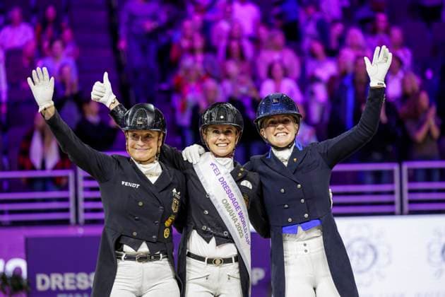 Bilder des Jahres 2023, Sport 04 April Sport Themen der Woche KW14 Sport Bilder des Tages OMAHA - FEI World Cup Finals 2023, OMAHA - FEI World Cup Finals 2023 WERTH Isabell (GER), VON BREDOW-WERNDL Jessica (GER), SKODBORG MERRALD Nanna (DEN) Sektdusche Siegerehrung Prize giving ceremony FEI Dressage World Cupâ ¢ Final - Grand Prix Freestyle Kür presented by Havensafe Farm Int. dressage competition - Grand Prix Freestyle Omaha, CHI Health Center 07. April 2023 - *** OMAHA FEI World Cup Finals 2023, OMAHA FEI World Cup Finals 2023 WERTH Isabell GER , VON BREDOW WERNDL Jessica GER , SKODBORG MERRALD Nanna DEN Champagne shower Prize giving ceremony FEI Dressage World Cupâ ¢ Final Grand Prix Freestyle presented by Havensafe Farm Int dressage competition Grand Prix Freestyle Omaha, CHI Health Center 07 April 2023