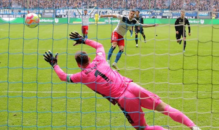 Sport Themen der Woche KW14 Sport Bilder des Tages 2.Liga Saison 2022-2023 27.Spieltag 08.04.2023 Hamburger SV - Hannover 96l im Volksparkstadion 3 - 1 FE verwandelt durch Laszlo Benes (Hamburger SV), Ron-Robert Zieler (Hannover 96) ist geschlagen DFL REGULATIONS PROHIBIT ANY USE OF PHOTOGRAPHS AS IMAGE SEQUENCES AND OR QUASI-VIDEO *** 2 Liga Saison 2022 2023 27 Spieltag 08 04 2023 Hamburger SV Hannover 96l im Volksparkstadion 3 1 FE converted by Laszlo Benes Hamburger SV , Ron Robert Zieler Hannover 96 is beaten DFL REGULATIONS PROHIBIT ANY USE OF PHOTOGRAPHS AS IMAGE SEQUENCES AND OR QUASI VIDEO