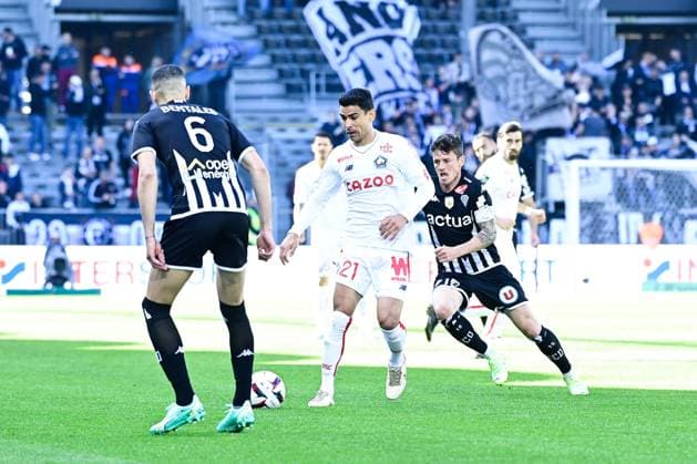 Benjamin Andre ( 21 - Lille ) - Bentaleb Nabil ( 6 - Angers ) - FOOTBALL : Angers vs Lille - Ligue 1 - 08 04 2023 FedericoPestellini Panoramic 