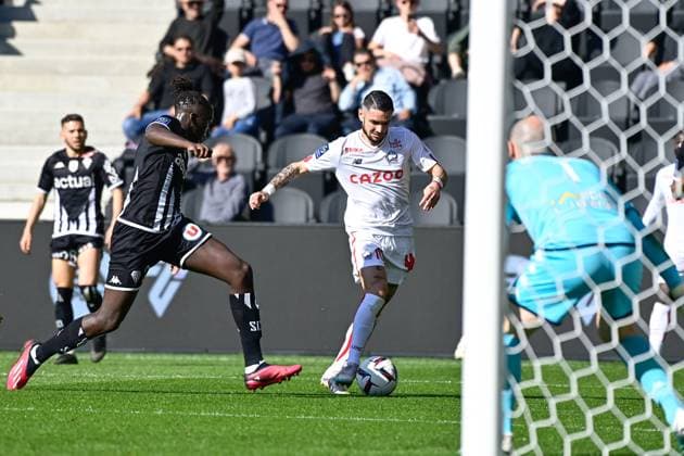 Remy CABELLA ( 10 - Lille ) - Batista MENDY ( 2 - Angers ) - Paul BERNARDONI ( 1 - Angers ) - FOOTBALL : Angers vs Lille - Ligue 1 - 08 04 2023 FedericoPestellini Panoramic 
