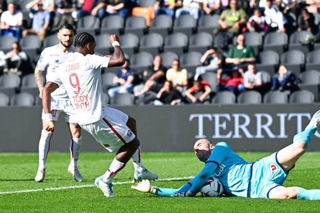Jonathan David ( 9 - Lille ) - Paul BERNARDONI ( 1 - Angers ) - FOOTBALL : Angers vs Lille - Ligue 1 - 08 04 2023 FedericoPestellini Panoramic 