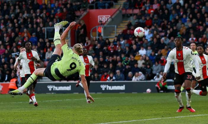 Sport Themen der Woche KW14 Sport Bilder des Tages Mandatory Credit: Photo by Andrew Fosker Shutterstock (13859200af) Erling Haaland of Manchester City scores the third goal with an overhead bicycle kick 0-3 Southampton v Manchester City, Premier League, Football, St Mary s Stadium, Southampton, UK - 08 Apr 2023 EDITORIAL USE ONLY No use with unauthorised audio, video, data, fixture lists, club league logos or live services. Online in-match use limited to 120 images, no video emulation. No use in betting, games or single club league player publications. Southampton v Manchester City, Premier League, Football, St Mary s Stadium, Southampton, UK - 08 Apr 2023 EDITORIAL USE ONLY No use with unauthorised audio, video, data, fixture lists, club league logos or live services. Online in-match use limited to 120 images, no video emulation. No use in betting, games or single club league player publications.  Copyright: xAndrewxFosker Shutterstockx 13859200af