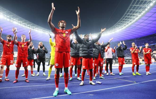 Sport Themen der Woche KW14 Hertha BSC - RB Leipzig Bundesliga Berlin, 08.04.2023, Olympiastadion, Fussball, Bundesliga, Spieltag 27 , Hertha BSC Berlin vs. RB Leipzig 0:1 (0:1) , RB Leipzig Schlussjubel. Im Bild: Torschütze Mohamed Simakan und Mannschaft feiern vor der Fankurve. , *** Hertha BSC RB Leipzig Bundesliga Berlin, 08 04 2023, Olympiastadion, Football, Bundesliga, Matchday 27 , Hertha BSC Berlin vs RB Leipzig 0 1 0 1 , RB Leipzig final cheer In the picture scorer Mohamed Simakan and team celebrate in front of the fan curve , Picture Point