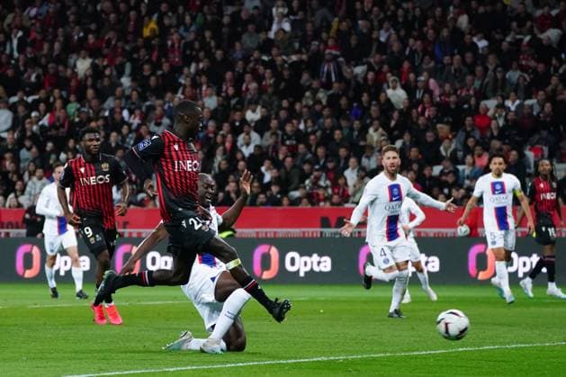 Nicolas Pepe (OGC Nice) - Danilo Pereira (Paris SG) FOOTBALL : OGC Nice vs Paris SG - Ligue 1 Uber Eats - Nice - 08 04 2023 NorbertScanella Panoramic 