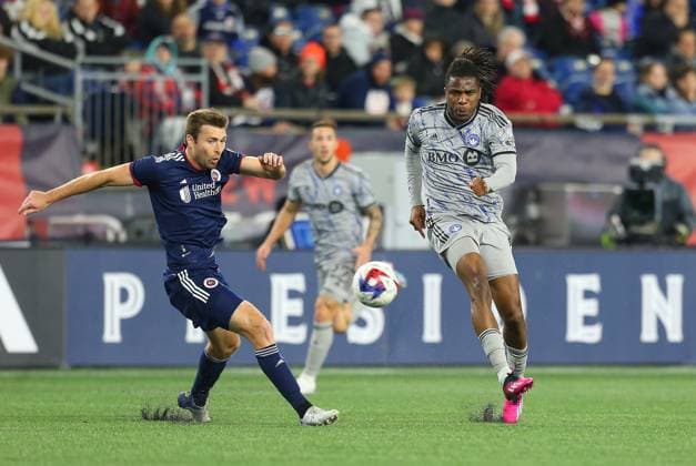 April 8, 2023; Foxborough, MA, USA; CF MontrÅ½al forward Chinonso Offor (9) pursued by New England Revolution defender Dave Romney (2) during an MLS, Fussball Herren, USA match between CF Montreal and New England Revolution. CSM Foxborough United States - ZUMAc04_ 20230408_zaf_c04_077 Copyright: xAnthonyxNesmithx