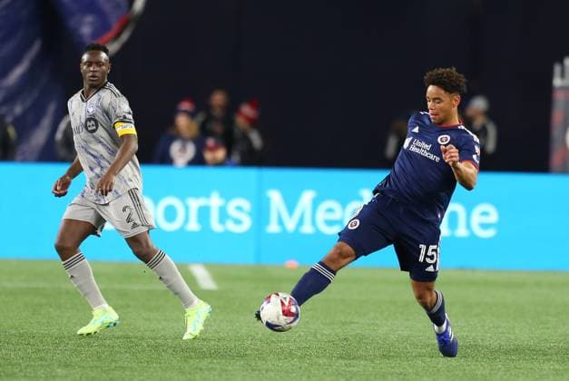 April 8, 2023; Foxborough, MA, USA; New England Revolution midfielder Brandon Bye (15) and CF MontrÅ½al midfielder Victor Wanyama (2) in action during an MLS, Fussball Herren, USA match between CF Montreal and New England Revolution. CSM Foxborough United States - ZUMAc04_ 20230408_zaf_c04_082 Copyright: xAnthonyxNesmithx
