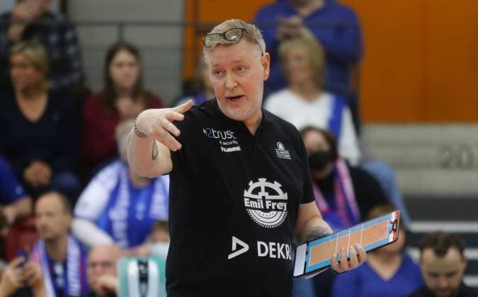 Stuttgart , Bundesliga Volleyball Play-off Viertelfinale Spiel 1 , Allianz MTV Stuttgart vs. Rote Raben Vilsbiburg , Tore Aleksandersen ( Trainer Stuttgart )