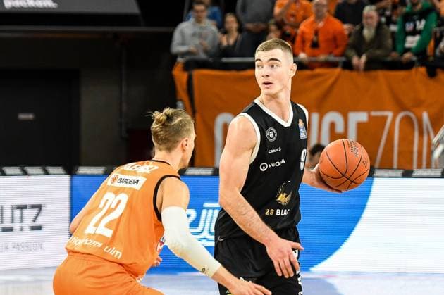GER, BBL, ratiopharm Ulm vs Veolia Towers Hamburg 09.04.2023, ratiopharm arena, Neu-Ulm, GER, BBL, ratiopharm Ulm vs Veolia Towers Hamburg, im Bild Thomas Klepeisz (Ulm, 22), Ziga Samar (Hamburg, 9)