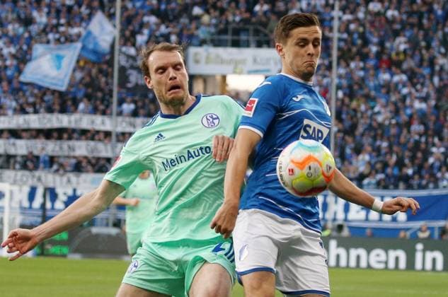 Sport Themen der Woche KW14 Tim Skarke (20, Schalke) , Christoph Baumgartner (14, 1899 Hoffenheim) 09.04.2023, Fußball, 1. Bundesliga, TSG 1899 Hoffenheim - FC Schalke 04, 27. Spieltag, Saison 2022 23, PreZero Arena, Sinsheim, Deutschland, zmdz, ** DFB & DFL regulations prohibit any use of photographs as image sequences and or quasi-video. ** TSG 1899 Hoffenheim - FC Schalke 04 *** Tim Skarke 20, Schalke , Christoph Baumgartner 14, 1899 Hoffenheim 09 04 2023, Football, 1 Bundesliga, TSG 1899 Hoffenheim FC Schalke 04, 27 Matchday, Season 2022 23, PreZero Arena, Sinsheim, Germany, zmdz, DFB DFL regulations prohibit any use of photographs as image sequences and or quasi video TSG 1899 Hoffenheim FC Schalke 04