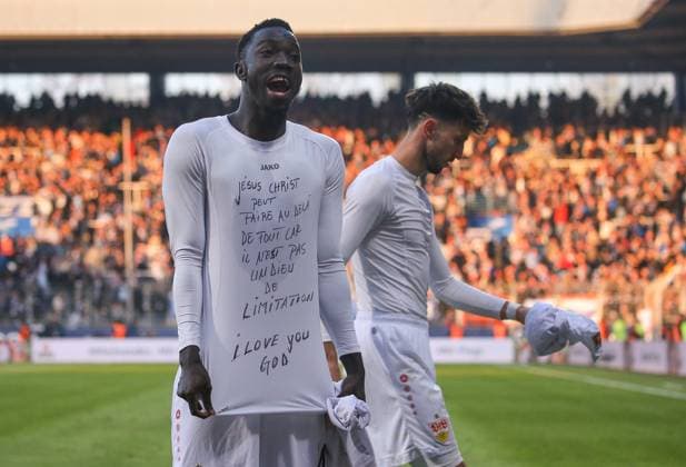Sport Themen der Woche KW14 09.04.2023 Bochum, Fußball Bundesliga, Saison 2022 2023, VfL Bochum vs. VfB Stuttgart, Silas Katompa Mvumpa (VfB, links) mit Nachricht an Gott auf seinem Shirt Gemäß den Vorgaben der DFL Deutsche Fußball Liga ist es untersagt, in dem Stadion und oder vom Spiel angefertigte Fotoaufnahmen in Form von Sequenzbildern und oder videoähnlichen Fotostrecken zu verwerten bzw. verwerten zu lassen. *** 09 04 2023 Bochum, Football Bundesliga, season 2022 2023, VfL Bochum vs VfB Stuttgart, Silas Katompa Mvumpa VfB, left with message to God on his shirt According to the specifications of the DFL German Football League is prohibited in the stadium and or from the game made photographs in the form of sequence images and or video-like photo series to exploit or to let exploited