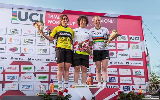 UCI Trials World Cup 2023; Vic (Spanien), 09.04.2023 Alba RIERA ROURA (ESP, 19), Mitte, Vera BARON RODRIGUEZ (ESP, 2), links, und Nina REICHENBACH (GER, 1), rechts, auf dem Podium nach dem Finale des Trialsport-Weltcup 2023 in Vic (Spanien) am 09.04.2023 Copyright: xBEAUTIFULxSPORTS Meurerx