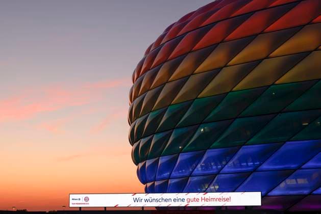 Allianz Arena mit Sonderbeleuchtung in Regenbogenfarben am 16.07.2022 in München. Die Allianz Arena ist ein Fußballstadion im Norden von München und Heimat des FC Bayern München.