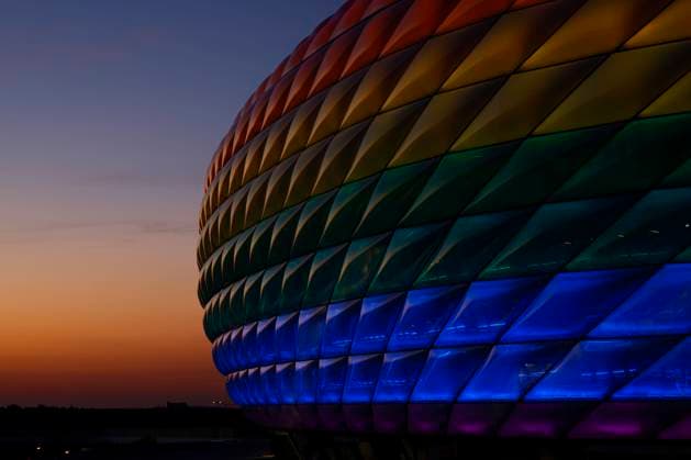 Allianz Arena mit Sonderbeleuchtung in Regenbogenfarben am 16.07.2022 in München. Die Allianz Arena ist ein Fußballstadion im Norden von München und Heimat des FC Bayern München.