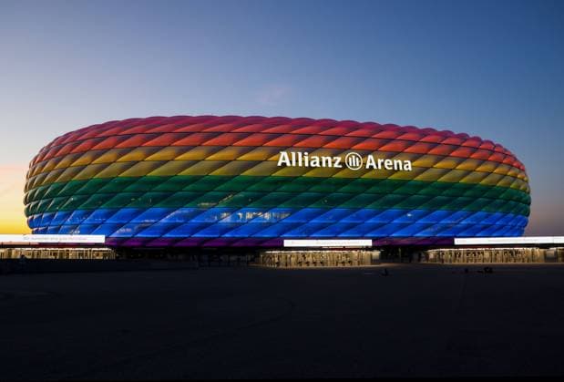Allianz Arena mit Sonderbeleuchtung in Regenbogenfarben am 16.07.2022 in München. Die Allianz Arena ist ein Fußballstadion im Norden von München und Heimat des FC Bayern München.