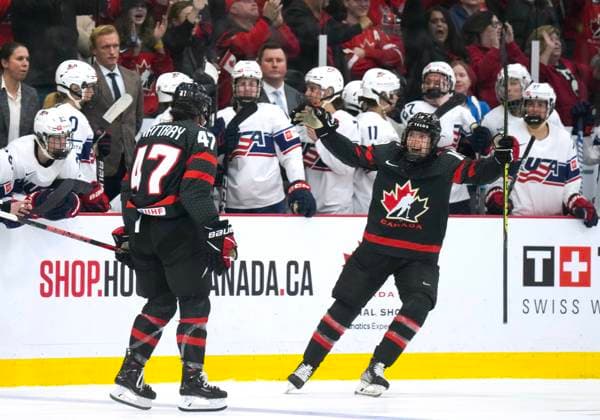 Eishockesy, WM Frauen, USA - Kanada April 10, 2023, BRAMPTON, ON, CANADA: Canada forward Jamie Lee Rattray (47) celibates with teammate Brianne Jenner (19) after defeating the USA in a shootout during IIHF Women™s World Hockey Championship hockey action in Brampton, Ont., on Monday, April 10, 2023. Canada News - April 10, 2023 - ZUMAc35_ 20230410_zaf_c35_048 Copyright: xNathanxDenettex