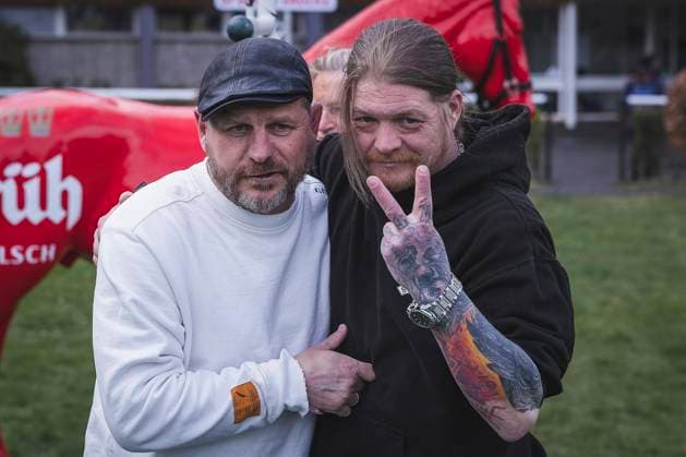 Sport Themen der Woche KW15 Sport Bilder des Tages FC-Renntag ; Galopprennbahn Koeln-Weidenpesch, 10.04.2023 Steffen Baumgart beim Tischfussball mit dem Duellanten; FC-Renntag zugunsten der Stiftung 1. FC Koeln am 10.04.2023 auf der Galopprennbahn in Koeln-Weidenpesch. *** FC Renntag Galopprennbahn Koeln Weidenpesch, 10 04 2023 Steffen Baumgart playing table football with the duelist FC Renntag for the benefit of the foundation 1 FC Koeln on 10 04 2023 at the racecourse in Koeln Weidenpesch Copyright: xBEAUTIFULxSPORTS AxelxKohringx