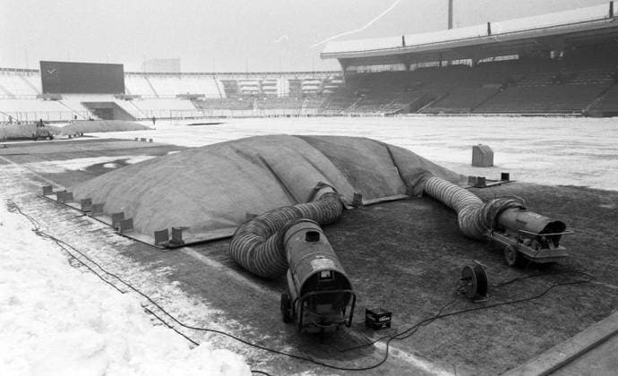 Archivbilder der Woche SPORT KW15 22.01.82 VfB Stuttgart Neckarstadion Deutschland, Stuttgart, 22.01.1982, Fussball, Bundesliga, VfB Stuttgart, Neckarstadion: Rasenheizung. *** 22 01 82 VfB Stuttgart Neckarstadion Germany, Stuttgart, 22 01 1982, football, Bundesliga, VfB Stuttgart, Neckarstadion lawn heating