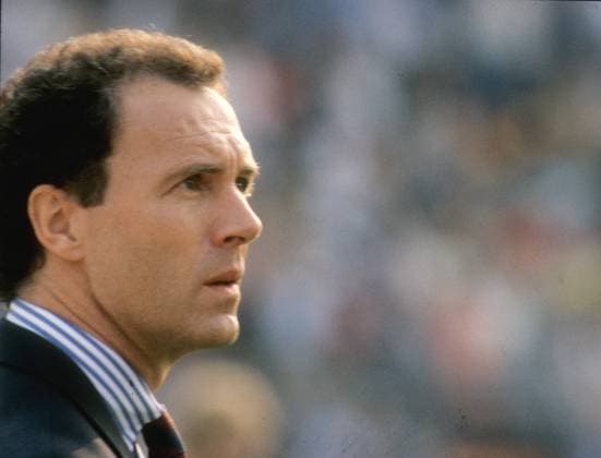 Archivbilder der Woche SPORT KW15 Fußball Europameisterschaft 1988 Eröffnungsspiel BR Deutschland - Italien in Düsseldorf 1:1 am 10.06.1988 Trainer Franz Beckenbauer im Profil , schaut nach rechts *** European Football Championship 1988 opening match BR Germany Italy in Düsseldorf 1 1 on 10 06 1988 coach Franz Beckenbauer in profile, looking to the right HM