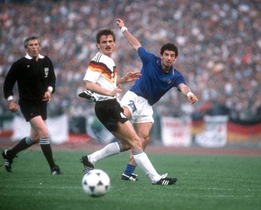 Fußball Europameisterschaft 1988 Eröffnungsspiel BR Deutschland - Italien in Düsseldorf 1:1 am 10.06.1988 Gianluca Vialli (ITA) schießt , vorne Jürgen Kohler (GER), links Schiedsrichter Keith Hackett (England) *** European Football Championship 1988 opening match BR Germany Italy in Düsseldorf 1 1 on 10 06 1988 Gianluca Vialli ITA shoots , in front Jürgen Kohler GER , left referee Keith Hackett England HM