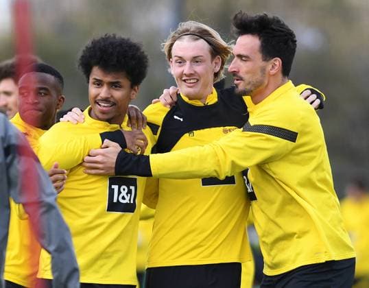 Sport Bilder des Tages 11.04.2023, Dortmund, Germany, BVB-Trainingsgelaende Hohenbuschei, BV Borussia Dortmund - Training - 11.04.2023, Karim Adeyemi (Borussia Dortmund), Julian Brandt (Borussia Dortmund) und Mats Hummels (Borussia Dortmund) lacht (Foto Ralf Treese, Ralf Treese) Dortmund BVB-Trainingsgelaende Hohenbuschei North Rhine-Westphalia Germany *** 11 04 2023, Dortmund, Germany, BVB Trainingsgelaende Hohenbuschei, BV Borussia Dortmund Training 11 04 2023, Karim Adeyemi Borussia Dortmund , Julian Brandt Borussia Dortmund and Mats Hummels Borussia Dortmund laughs photo Ralf Treese, Ralf Treese Dortmund BVB Trainingsgelaende Hohenbuschei North Rhine Westphalia Germany  521_BVBTRA20230411_001 Treese-521