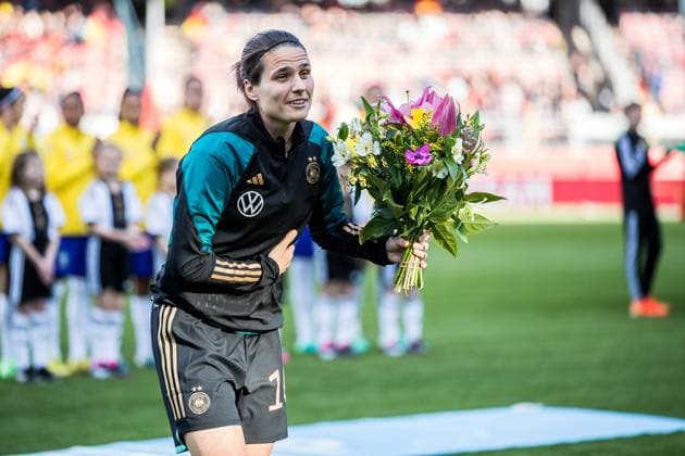 Freundschaftsspiel Deutschland - Brasilien Dzsenifer Marozsan (Deutschland, 10) verbeugt sich bei ihrer Verabschiedung Freundschaftsspiel Deutschland - Brasilien, Nuernberg, Max-Morlock-Stadion, 11.04.2023 Copyright: xBEAUTIFULxSPORTS Wunderlx