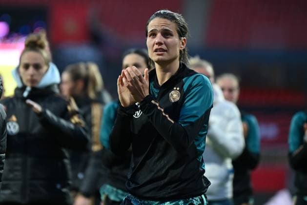 Sport Bilder des Tages Dzenifer Marozsan (DFB-Frauen , Deutschland,10 ) emotional nach dem Spiel bei der Ehrenrunde, 11.04.2023, Nürnberg (Deutschland), Fussball, Länderspiel, Frauen, Deutschland - Brasilien