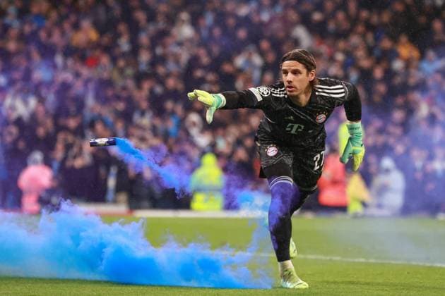 Bilder des Jahres 2023, Sport 04 April Sport Themen der Woche KW15 Sport Bilder des Tages UEFA Champions League Quarter-Finals 1st Leg Manchester City v Bayern Munich Yann Sommer 27 of Bayern Munich throws a flare off the pitch during the UEFA Champions League Quarter-Finals 1st Leg Manchester City vs Bayern Munich at Etihad Stadium, Manchester, United Kingdom, 11th April 2023 (Photo by Mark Cosgrove News Images) Manchester Etihad Stadium Manchester United, ManU Kingdom Copyright: xMarkxCosgrove NewsxImagesx