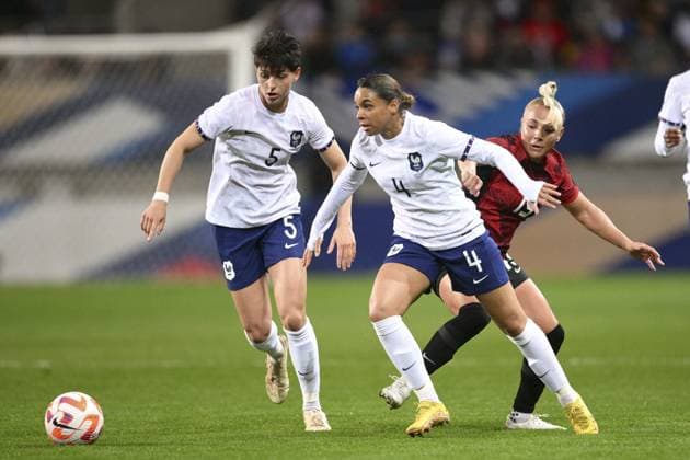 Estelle Cascarino (Fra) vs Adriana Leon (Can) FOOTBALL : France vs Canada - Match Amical - 11 04 2023 JBAutissier Panoramic 